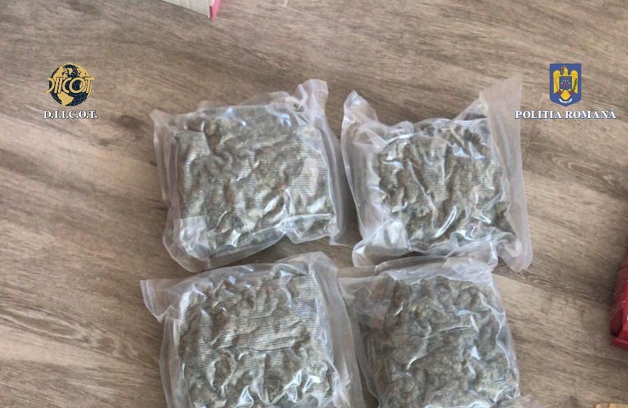 Trei persoane au primit 1,3 kilograme de marijuana din Spania printr-o firmă de curierat