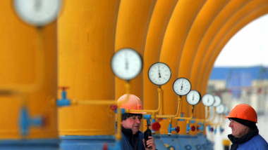 gazoduct si doi muncitori cu casti de protectie