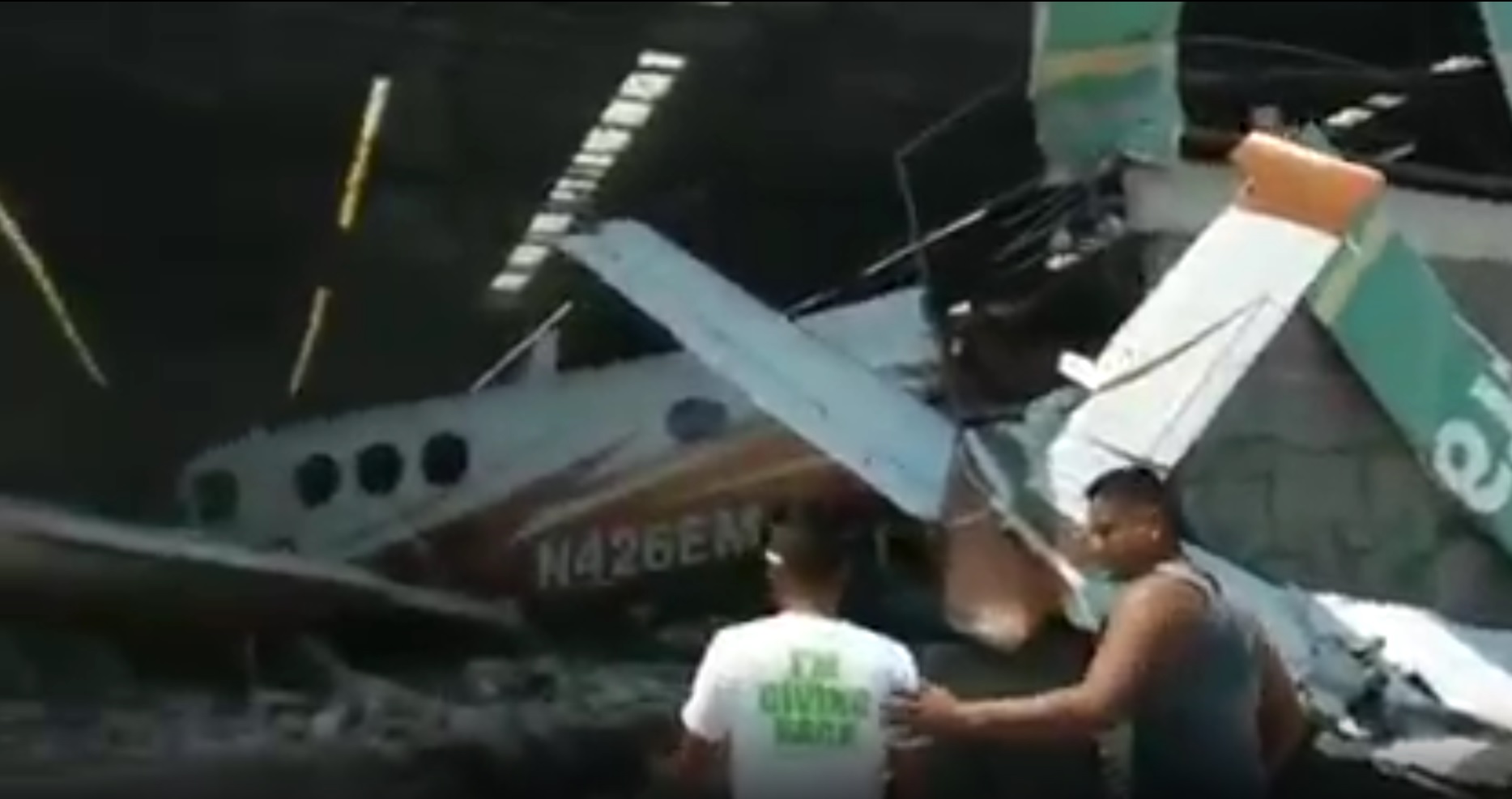 Un avion s-a prăbușit peste un supermarket, în Mexic. În magazin erau oameni care făceau cumpărături
