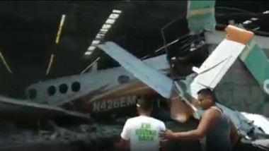 un avion s-a prabusit in mexic peste un supermarket