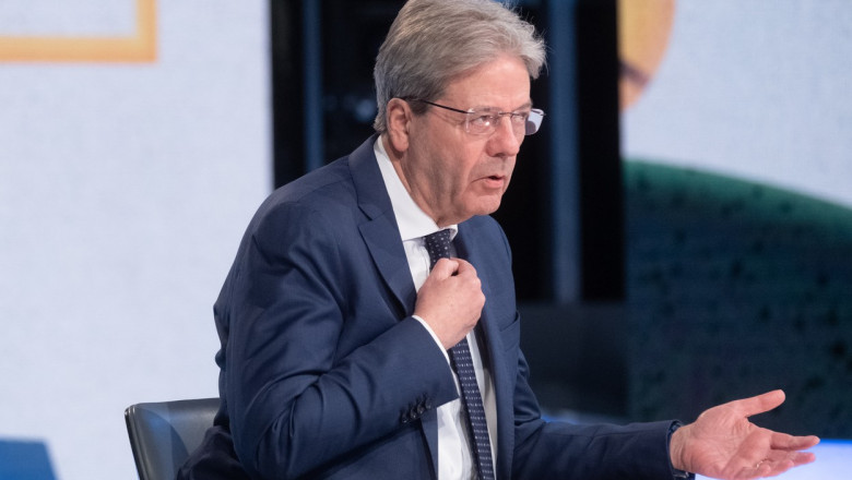 comisarul european pentru economie, Paolo Gentiloni cu mana la piept in timpul unui discurs