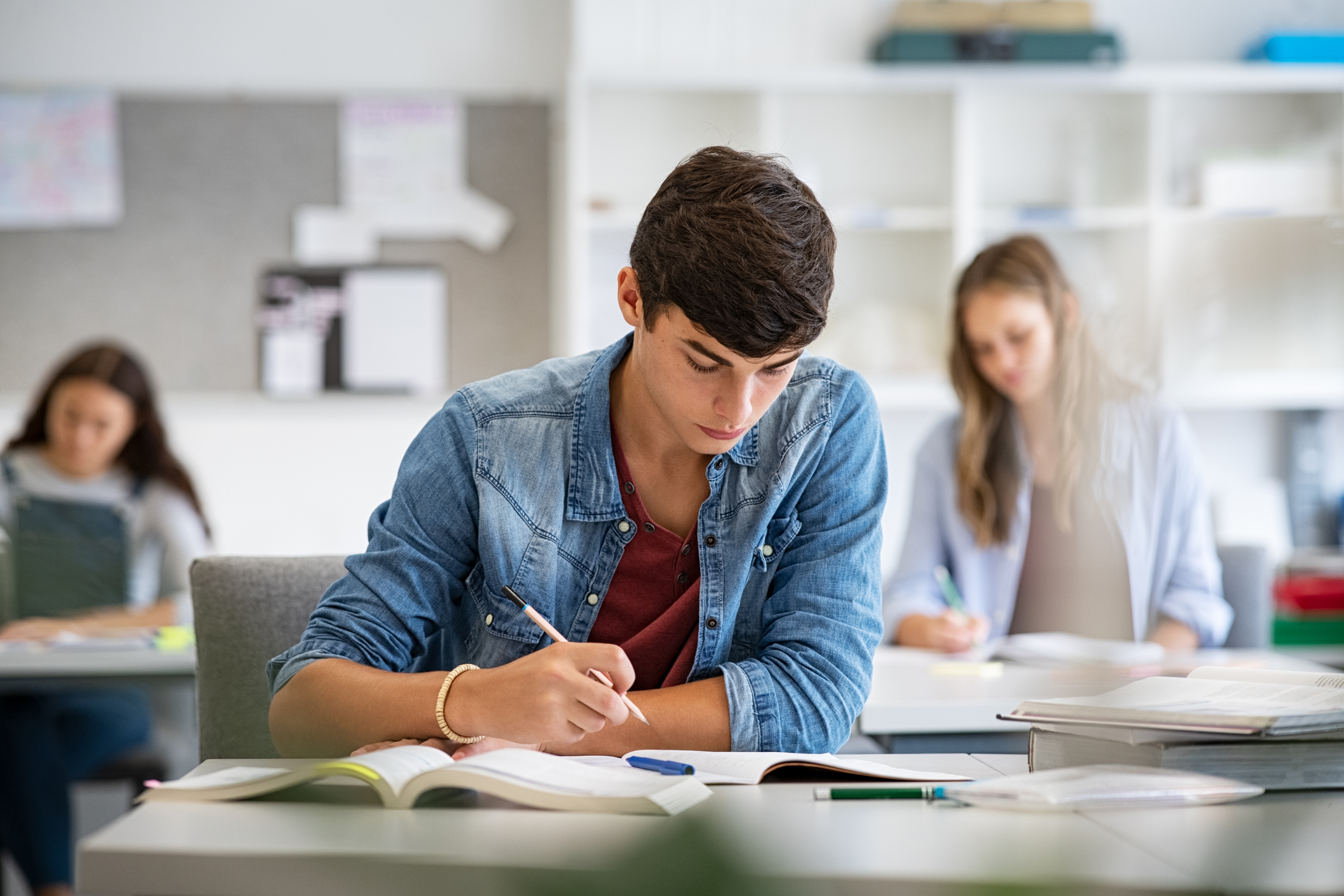 Simulare Bac 2022. Marți este susținută proba obligatorie a profilului. Subiectele și baremele, pe edu.ro