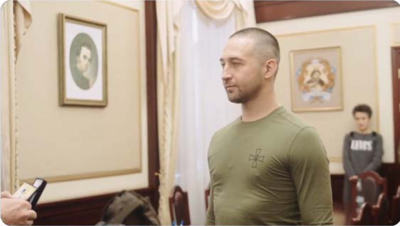Grănicerul ucrainean Roman Hribov, autorul celebrei înjurături russian warship go fck yourslef, tuns zero, in tricou militar, este decorat