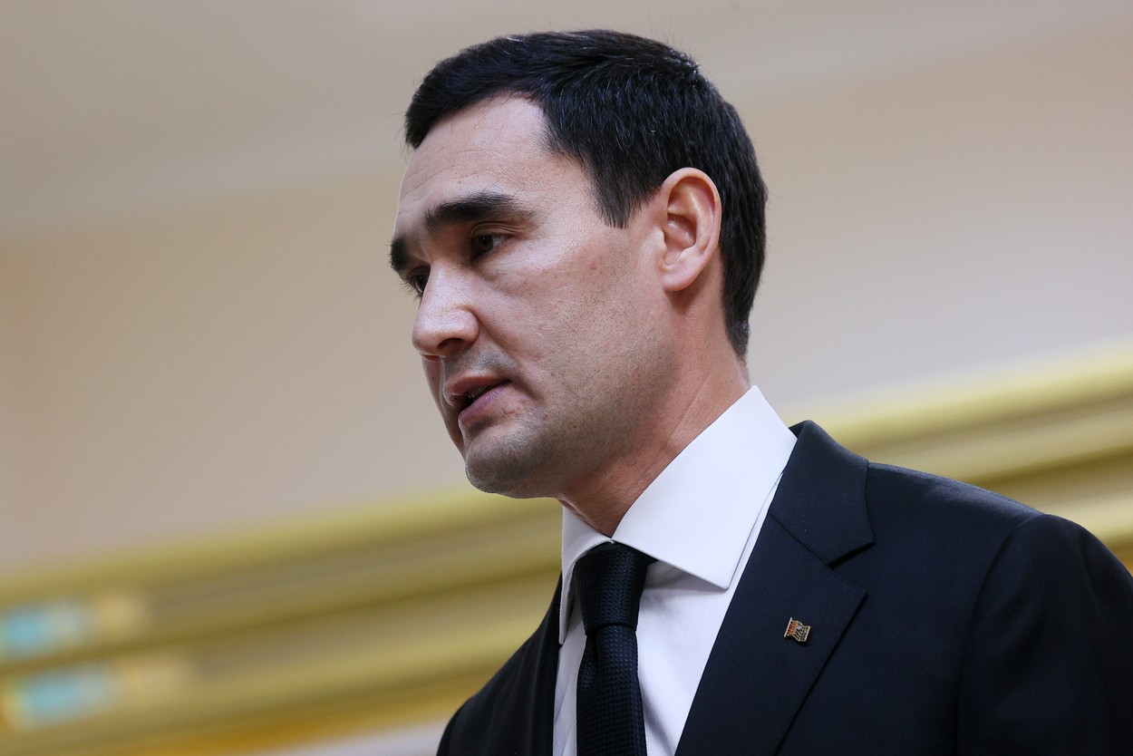 Turkmenistan. Serdar Berdîmuhamedov, fiul președintelui, este noul șef al statului. El promite să continue politica tatălui său