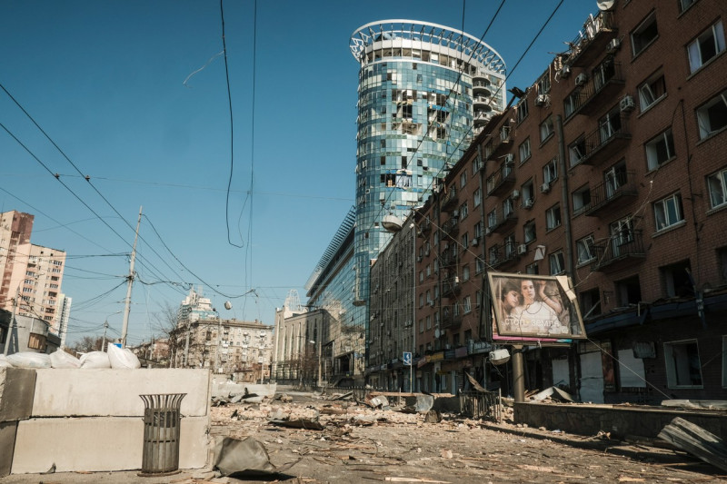 Interiorul unei clădiri bombardate dintr-un cartier rezidențial din Kiev