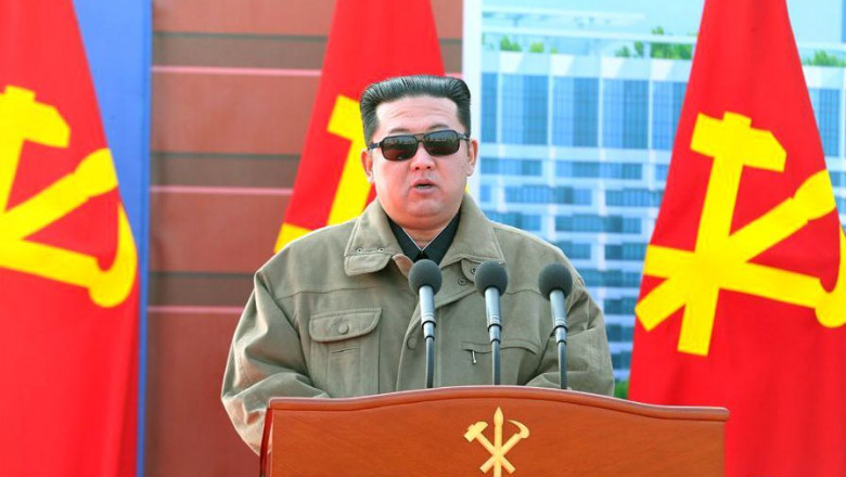 Kim Jong Un ține o cuvântare.