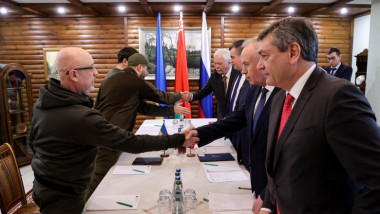 oficialii aflati la masa negocierilor dintre rusia si ucraina isi dau mana