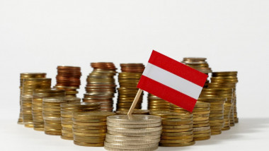 Steag al Austriei lângă niște monede.