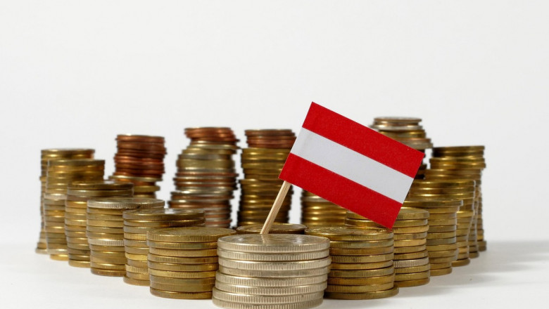 Steag al Austriei lângă niște monede.