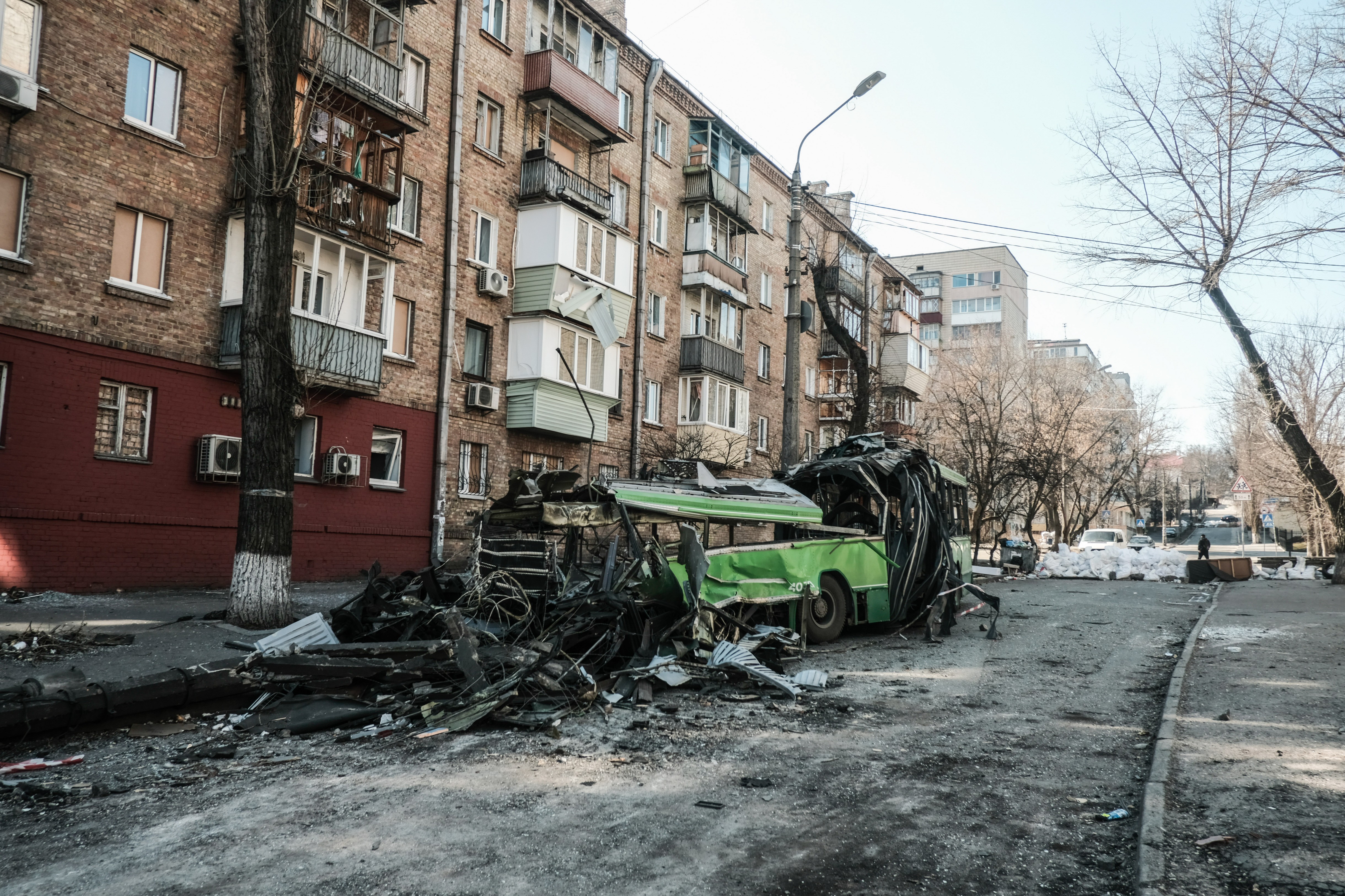 Război în Ucraina. Coridor umanitar în Mariupol. În Irpin continuă bombardamentele, rușii au trecut cu tancurile peste femei