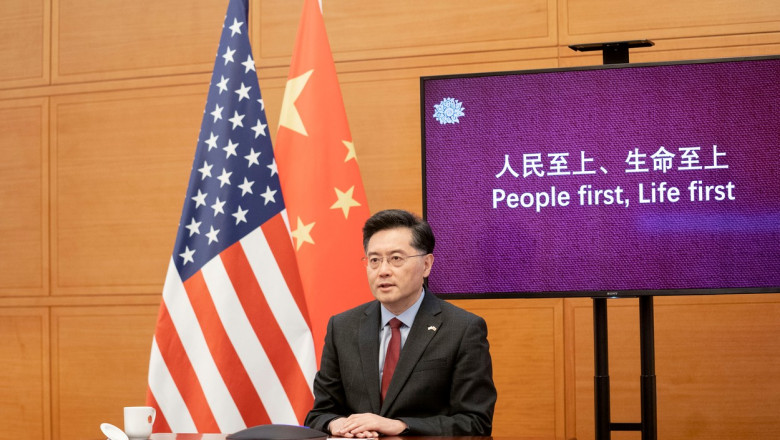 Ambasadorul Chinei în SUA, Qin Gang, face declaratii asezat la un birou cu steagurile sua si china in spate