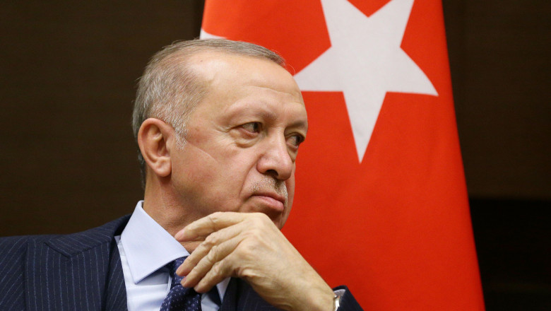 recep tayyip erdogan cu mana la barbie, ganditor avand in spate steagul turciei