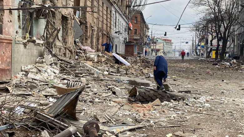 strazi si cladiri bombardate in Orașul-port Mariupol `