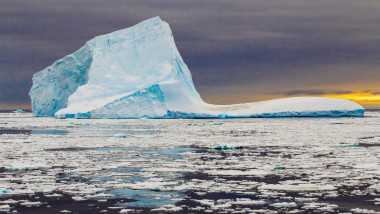 ghețar în proces de topire în Antarctica