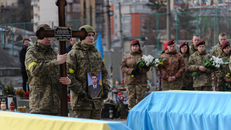Înmormântarea unor soldați ucraineni