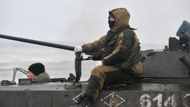 militar rus pe un vehicul blindat