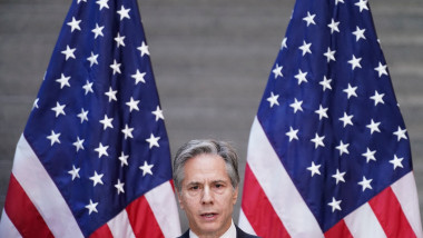 Secretarul de stat al SUA Antony Blinken fotografiat in fata unor steaguri ameriane