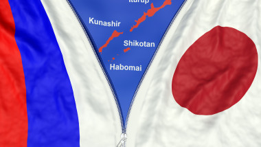 reprezentare grafica a disputei kurilelor dintre rusia si japonia cu un fermoar care desparte steagurile celor doua tari
