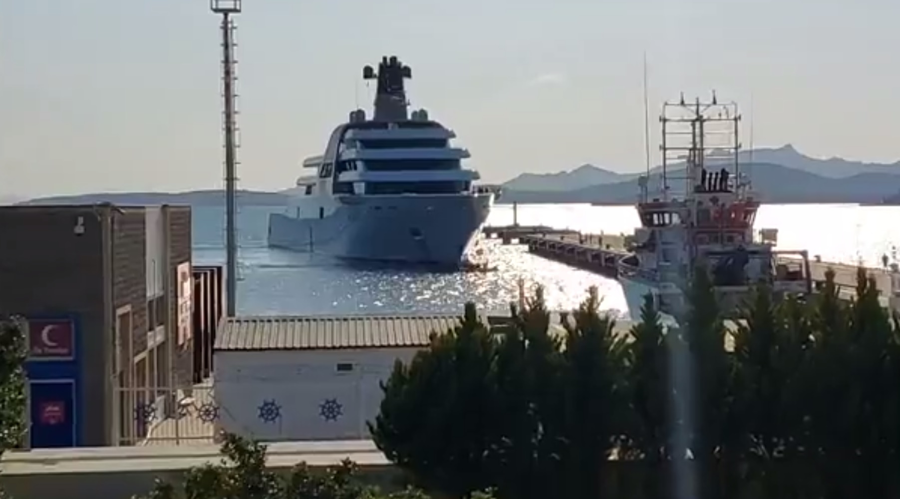 Un mega-iaht al lui Roman Abramovici a acostat în Turcia, țară care nu aplică sancțiunile occidentale