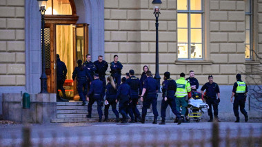 politisti in fata liceului din suedia unde a avut loc un atac