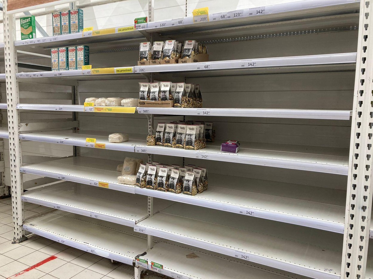 Kremlinul le spune oamenilor să nu se mai îngrămădească la magazine, în timp ce prețurile alimentelor de bază cresc accelerat