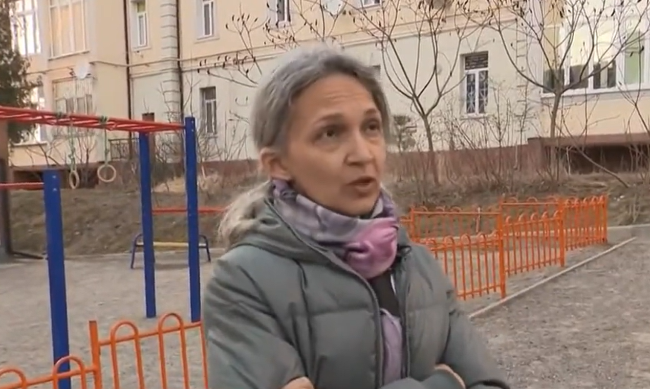 La Mariupol, morții sunt lăsați la marginea drumului și acoperiți cu pături. O femeie evacuată povestește despre iadul lăsat în urmă