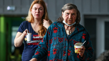 2 femei intr-un adapost in sumi, ucraina