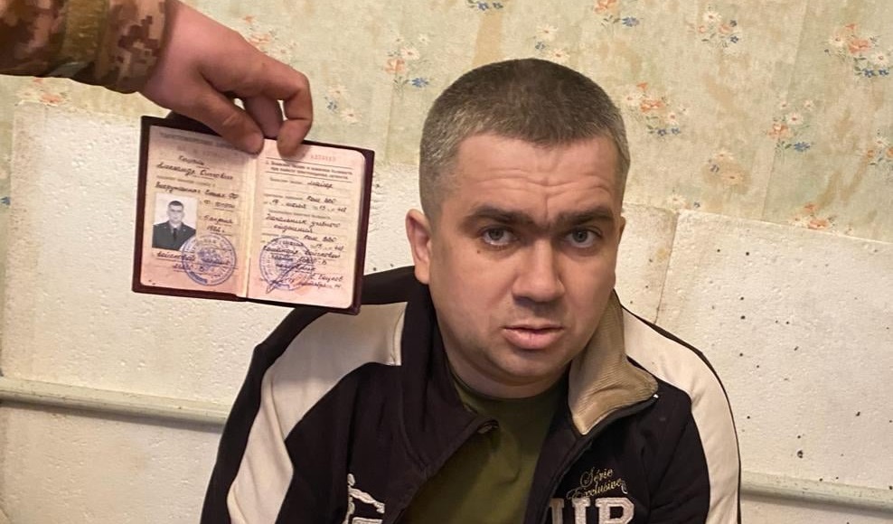 Ucrainenii au capturat un ofițer rus de rang înalt. Acesta purta lenjerie de corp a armatei ucrainene