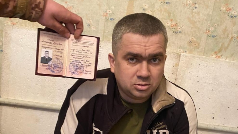 ofiter rus capturat de ucraineni, cu poza de legitimatie