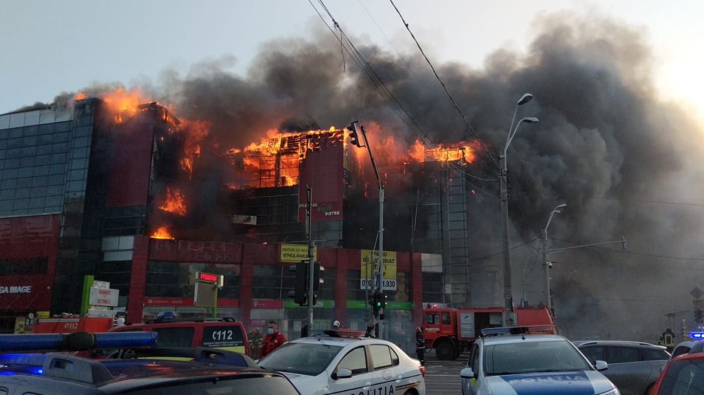 Incendiu puternic la un centru comercial din Sectorul 5. Flăcările s-au extins rapid, bucăți din acoperiș cad pe bulevard