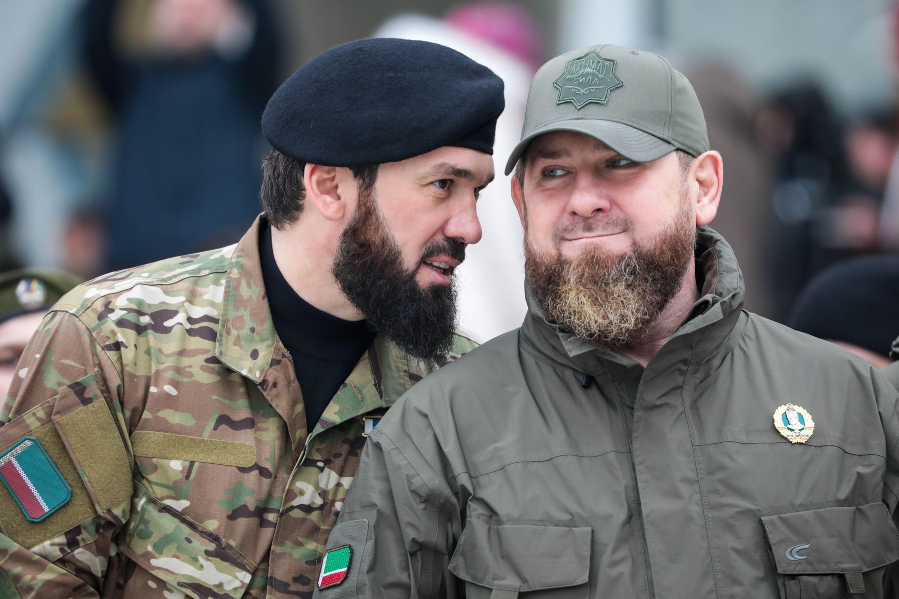 Cecenii lui Kadîrov se plimbă prin Severodențk și spun că au „eliberat” orașul
