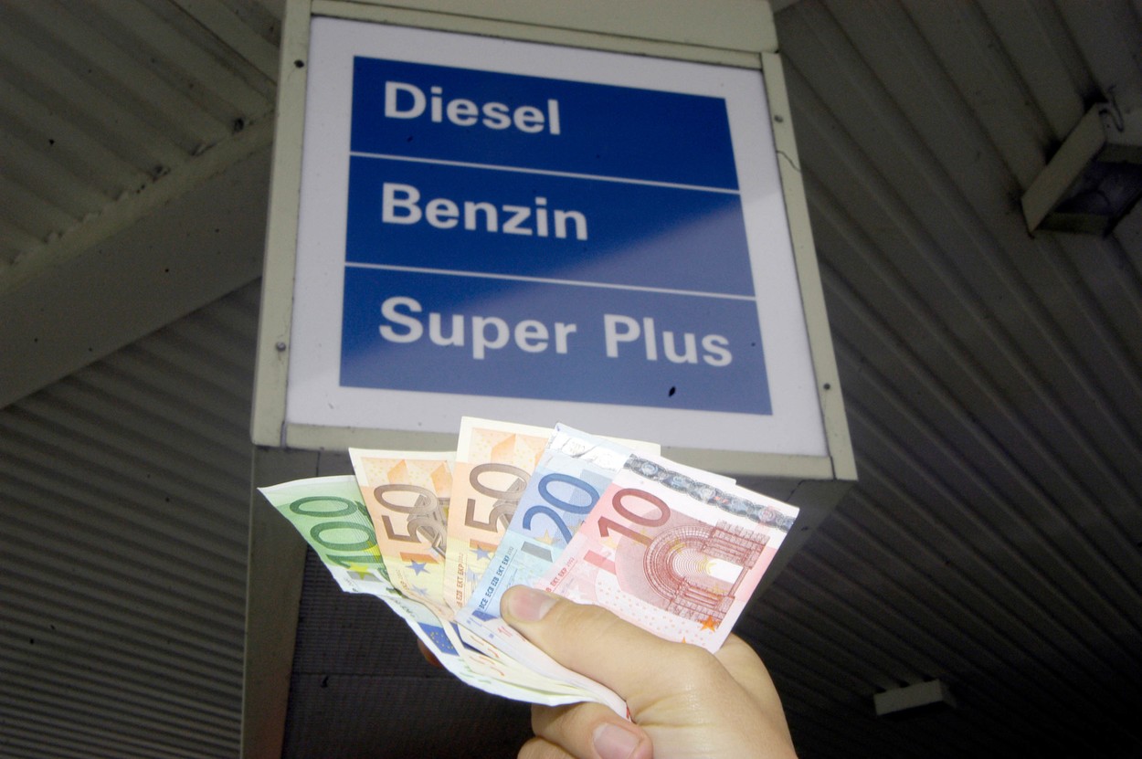 Traderii spun că ar putea apărea probleme în aprovizionarea cu benzină şi motorină şi o recesiune economică în Europa (Reuters)