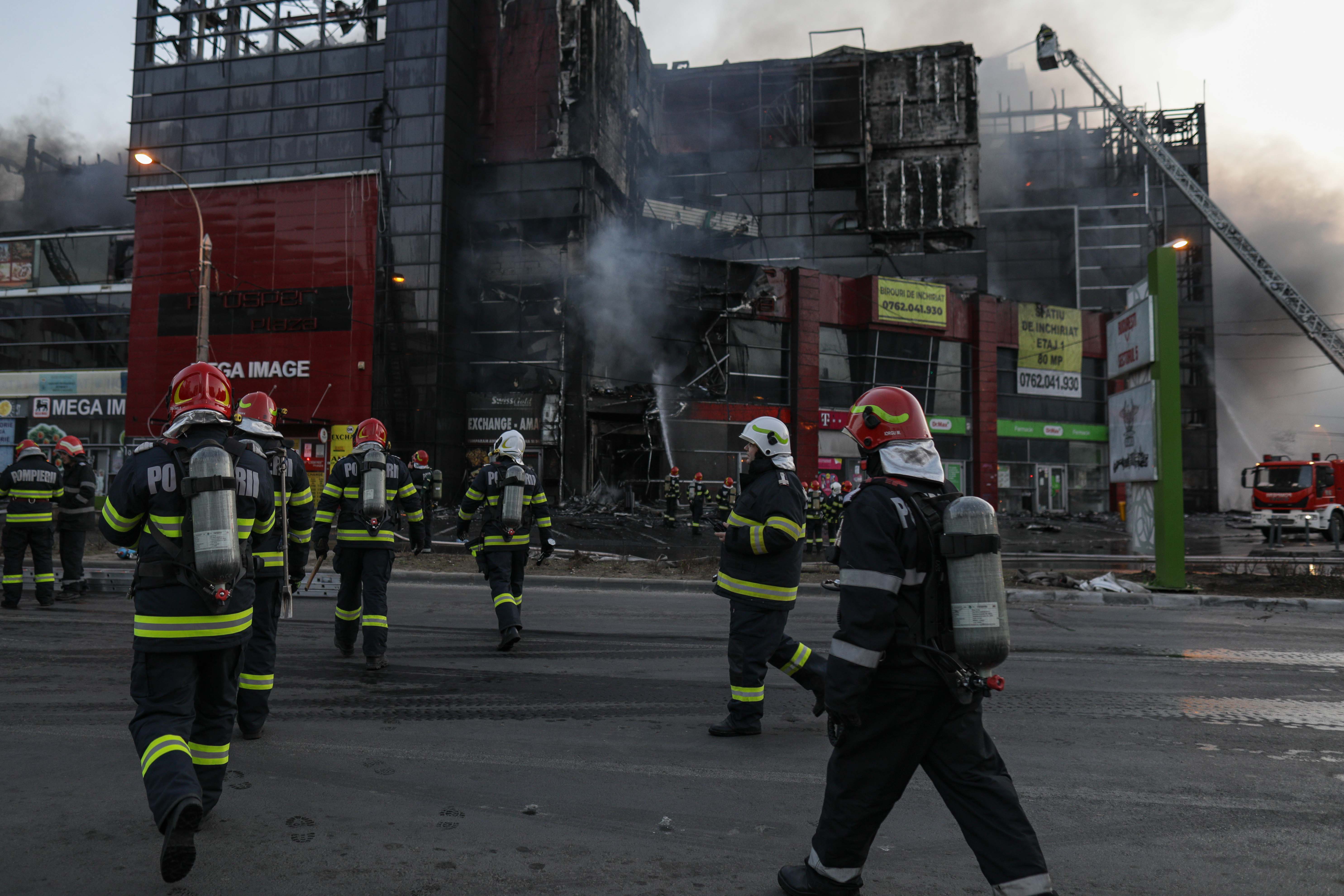 Centrul comercial din sectorul 5 care a luat foc nu avea autorizație pentru securitate la incendiu. Proprietarul mai fusese amendat