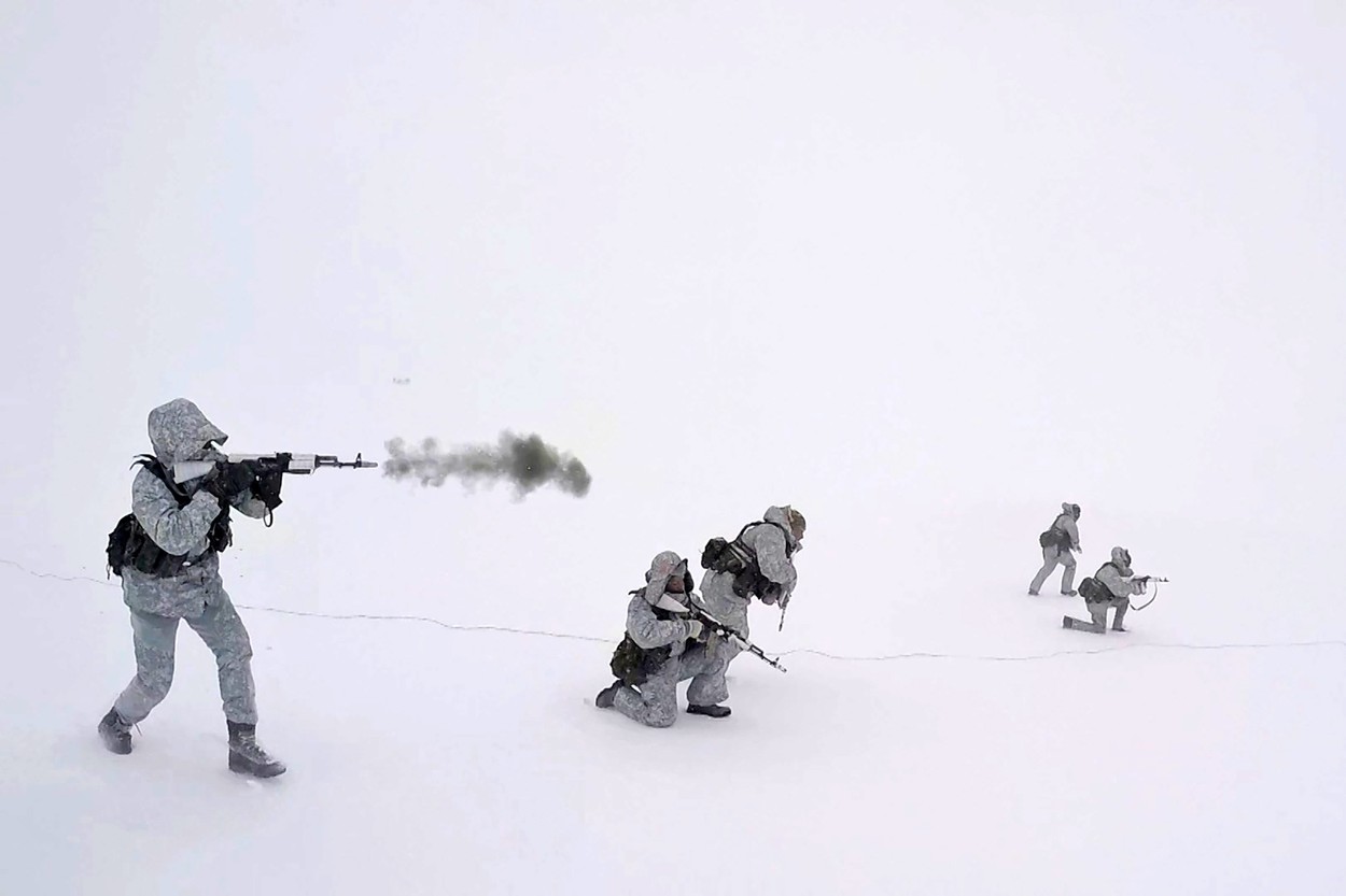 Rusia a reocupat baze din Arctica, abandonate după Războiului Rece. Canada cere întărirea flancului nordic al NATO