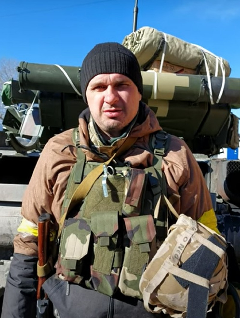 Cum a ajuns un cunoscut regizor ucrainean din Crimeea să lupte împotriva invadatorilor ruși în pădurile din jurul Kievului