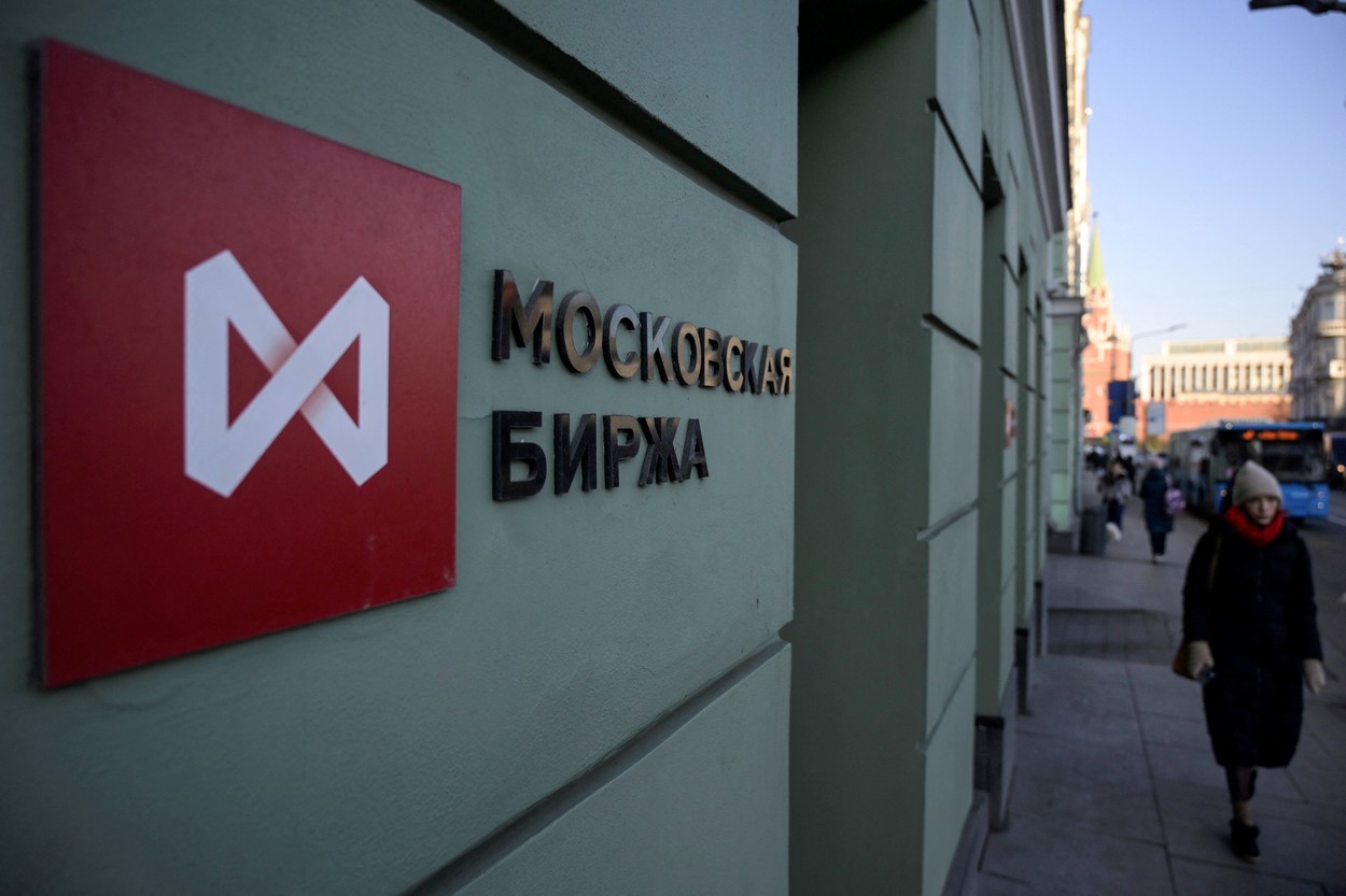 Bursa de la Moscova va relua joi unele tranzacții financiare pe o perioadă limitată, după ce a fost închisă aproape o lună de zile
