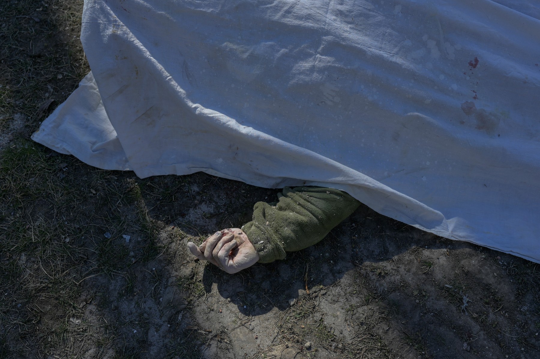 Invazia lui Putin a umplut Ucraina de cadavrele soldaților ruși. Locuitorii din Mikolaiv, chemați să ajute la strângerea morților