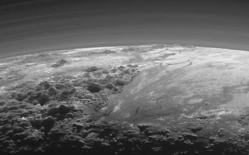 Vulcani de gheaţă uriași, descoperiţi pe planeta Pluto. Prezența criovulcanilor ar putea fi dovada existenţei vieţii