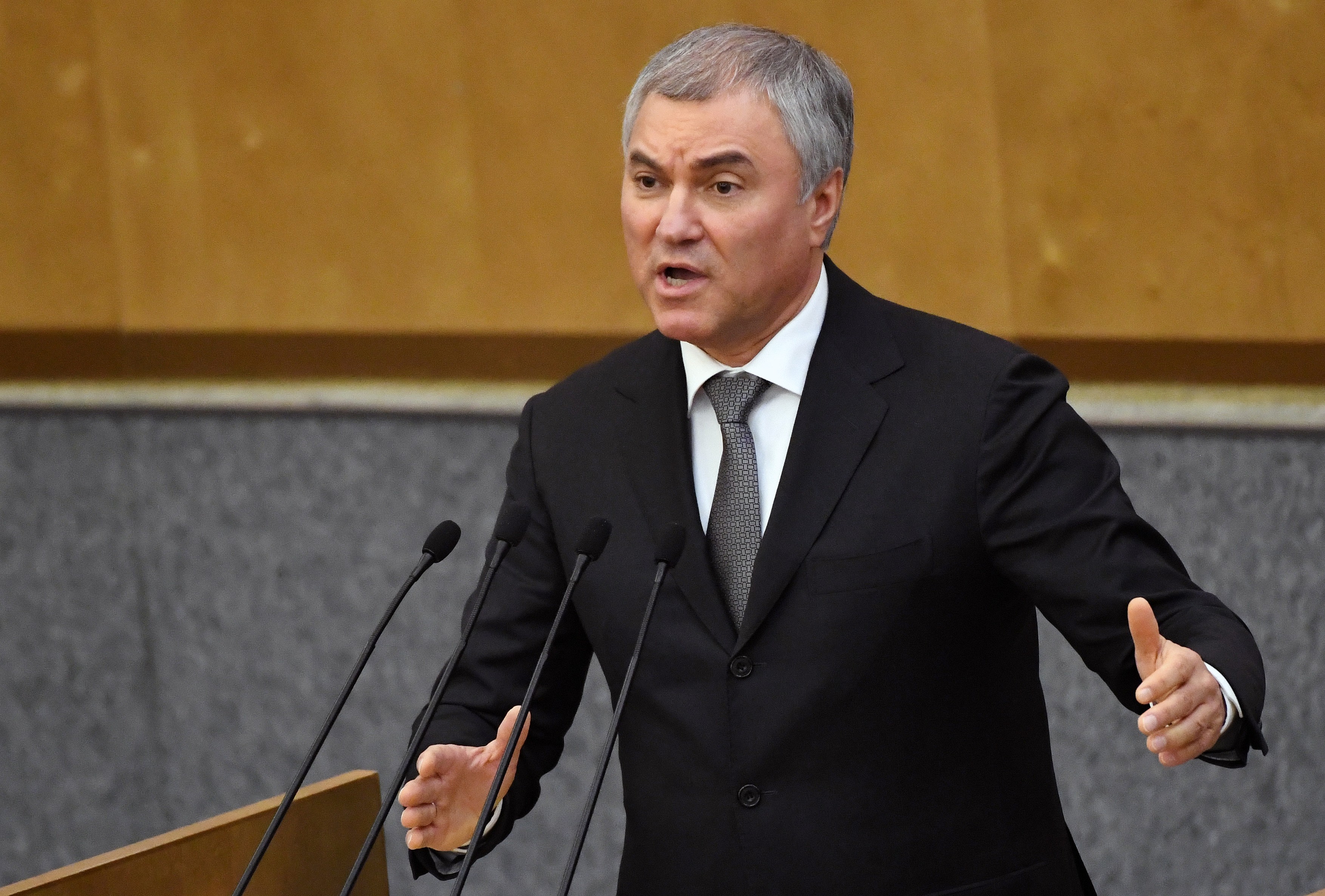 Vladimir Putin l-a trimis pe șeful deputaților în China. Volodin va discuta despre „ingerinţele externe”