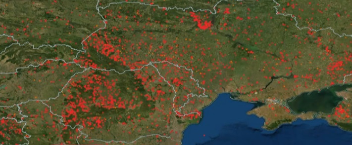 Harta din satelit cu aglomerarea de puncte roșii care marchează incendiile de miriște din România