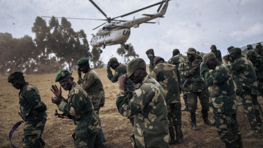 Elicopter al ONU și soldați congolezi
