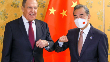 serghei lavrov si ministrul de externe al chinei cu steagurile tarilor in spate
