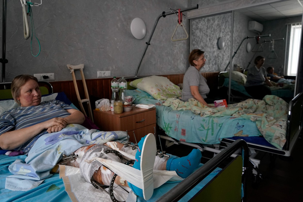 „Doctorii nu vor să-mi spună câte gloanțe erau în mine”. Povestea unei femei împușcate de militarii ruși în timp ce își căuta mama