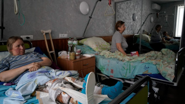 Natalia Nikolaivna impuscata de militarii rusi pe patul de spital cu picioarele bandajate