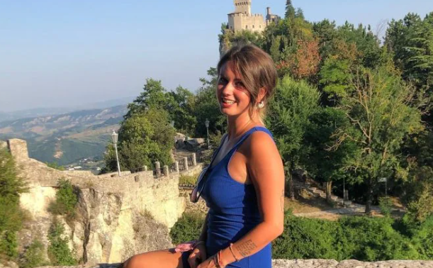 Actriță de filme pentru adulți din Italia, ucisă și aruncată la marginea unui drum. Vecinul ei, angajat la o bancă, a fost arestat