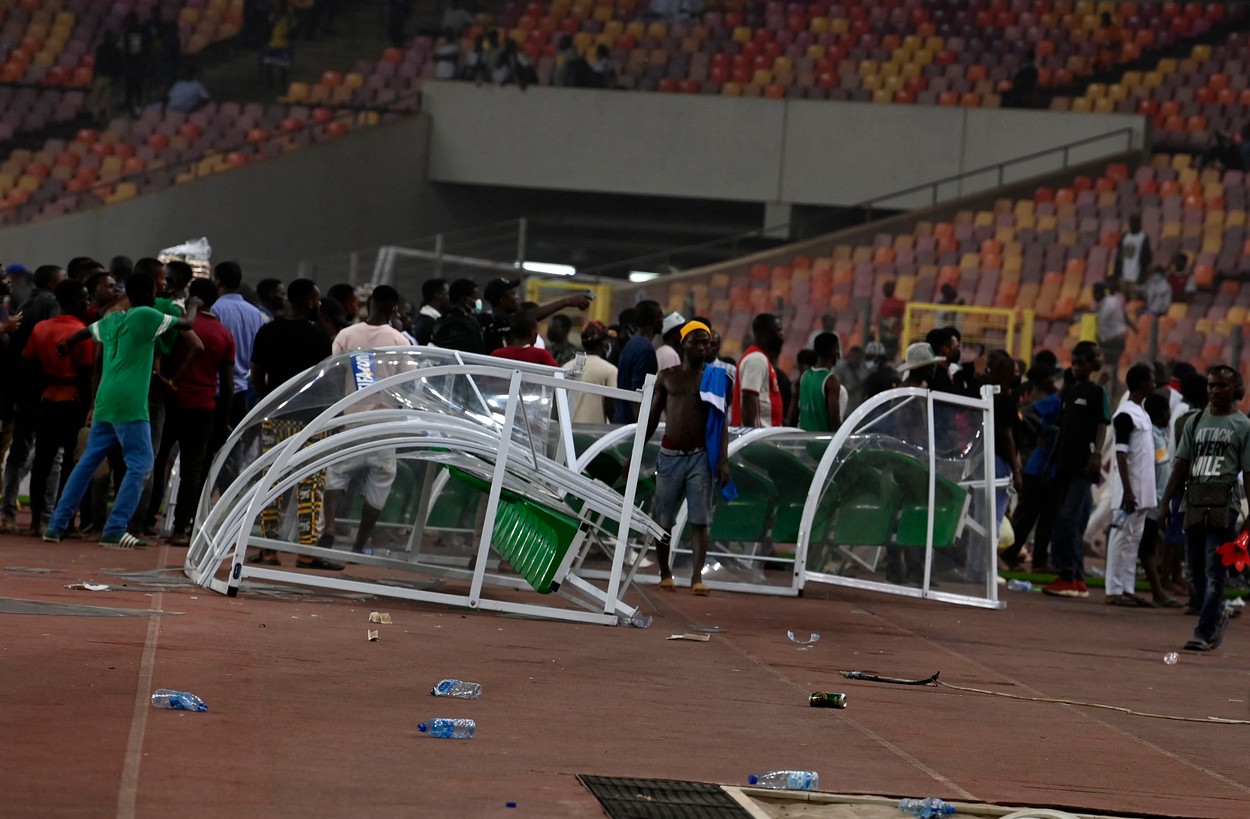 Un oficial FIFA a murit după ce a fost atacat de fanii nigerieni nervoși că țara lor a pierdut barajul cu Ghana pentru Cupa Mondială