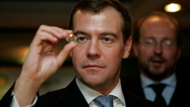 Dmitri Medvedev examinează un diamant rusesc