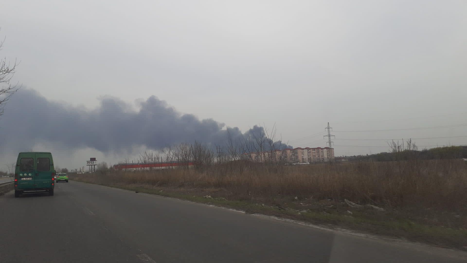 Incendiu cu degajări mari de fum lângă București. Traficul auto pe un sector al centurii capitalei este blocat