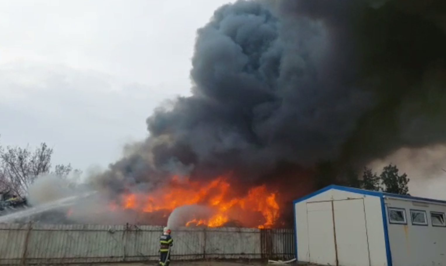 Incendiu cu degajări mari de fum lângă București. A ars un centru de colectare a deșeurilor