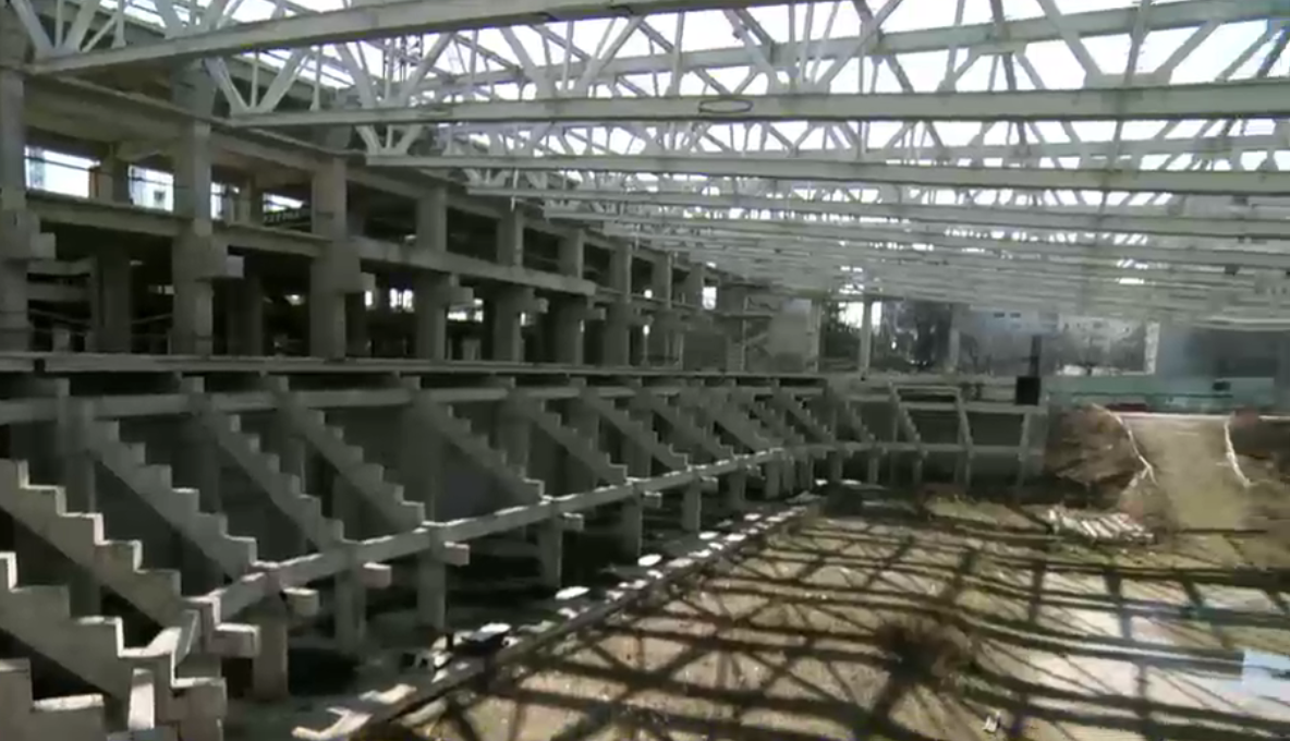 Statul la stat. Abandonată de 3 ani, structura noului patinoar din Capitală ar putea fi demolată, iar lucrările reluate de la zero